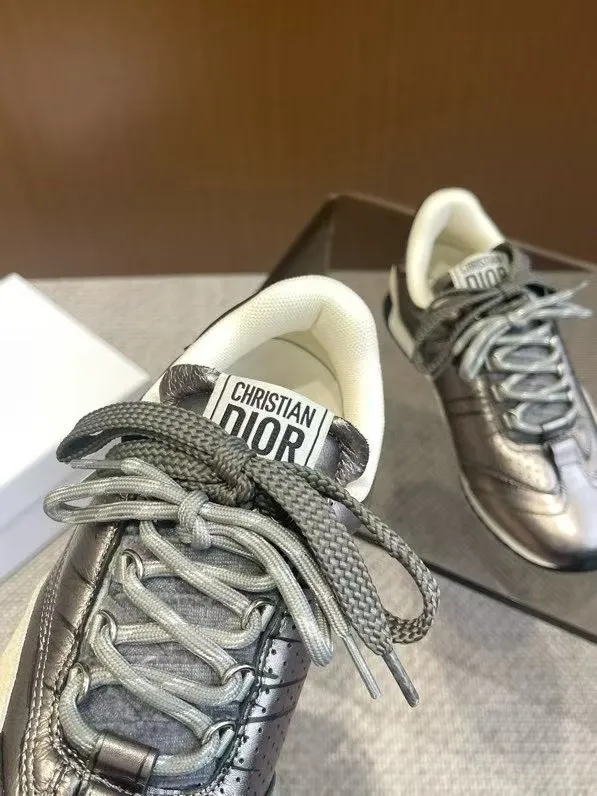 👟👟Ex-factory price 620👟👟 Dior sketch Dior spring and summer catwalk style graffiti sketch moral training shoes Forrest shoes. Original development. The most photographed item in the 25ss spring and summer show. This pair of shoes has changed the single design style of Forrest shoes in the previous impression. It retains the original shape. The details are very in line with the current fashion trend, but it also incorporates the manager's new understanding and retro feelings for Forrest shoes. The overall feeling is brand new. The material is a bit matte leather, full of retro style. It looks very high-end. The feeling on the foot is very convex. The upper foot is really good-looking and versatile. It can be worn with any style of clothes, pants and skirts. It looks good on anyone. Original combination outsole Size: 35-45